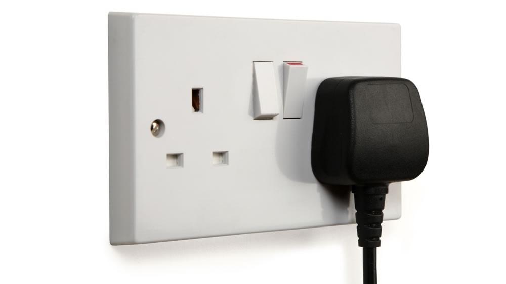 Tilslut controlleren til stikkontakten