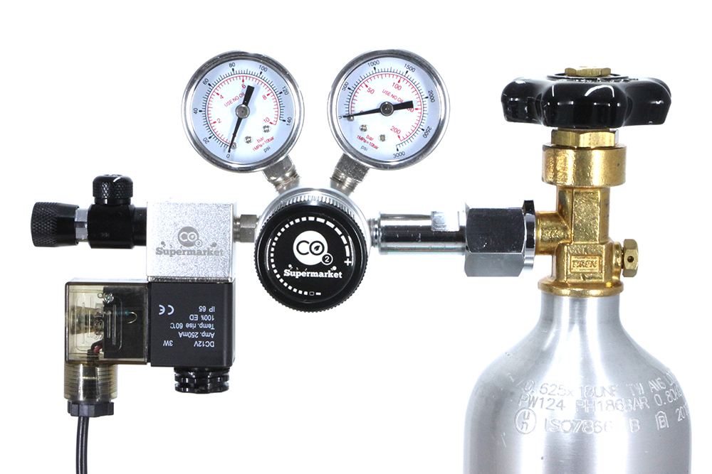 Spænd totrinsregulatoren til CO2-cylinderen