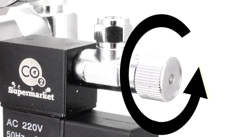Åbn CO2 nåleventilen helt
