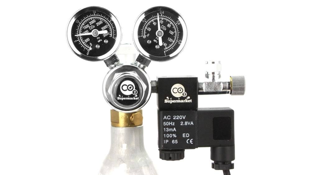 CO2-regulator monteret på SodaStream-cylinder ved hjælp af en adapter