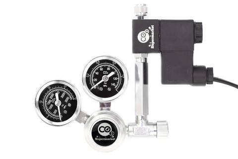 Foto, der viser en udvidelse på 57 mm, der bruges til at forbinde en CO2-regulator til en magnetventil