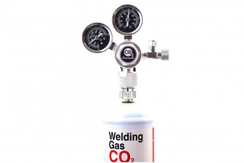 CO2-regulator tilsluttet svejse-CO2-cylinder ved hjælp af en adapter