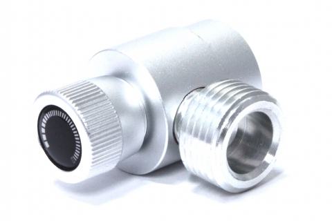 Set fra siden af avanceret adapter til disponible CO2-cylindre