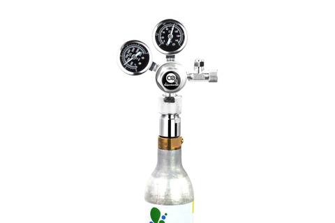 Adapter tilsluttet til regulator og cylinder