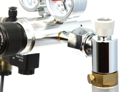 Adapter tilsluttet til SodaStream-cylinder og regulator