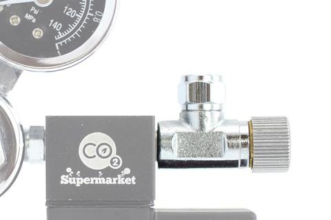 Foto af manuel nålventil fastgjort til magnetventilator