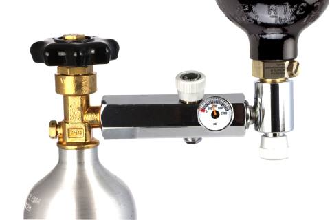 Genopfyldning af en CGA 320 Paintball-cylinder