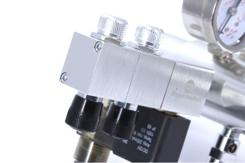 Foto, der viser ekstra manifold monteret på en Ultimate-Pro CO2 regulator