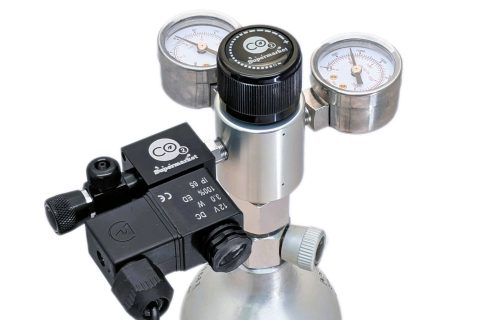 Enkelttrins CO2-regulator tilsluttet lodret cylinder