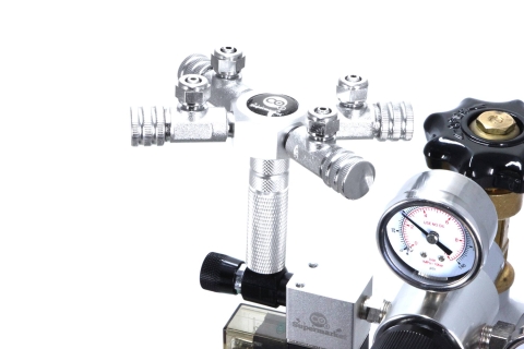 4-vejs splitter tilsluttet en CO2 regulator