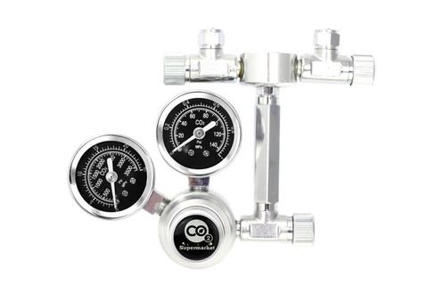 Foto, der viser splitter fastgjort til en CO2-regulator