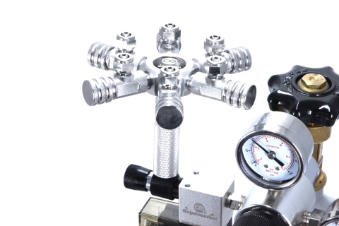 6-vejs splitter tilsluttet en CO2 regulator