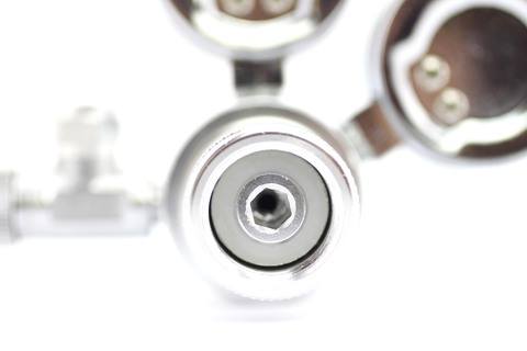 Foto af gummi polyurethan skivetætning på en CO2 regulator.